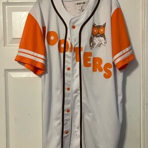 Hooters Owl White Orange Baseball Short Sleeve Shirt Size Medium